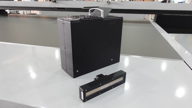LED-модуль и УФ-лампа: машину комплектуют и тем, и другим