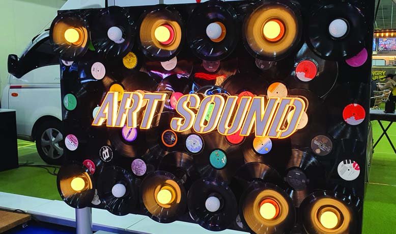 ART SOUND: буквы среди динамиков и пластинок