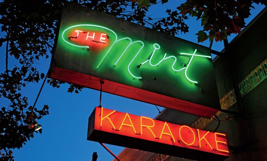 Неон Сан-Франциско: вывески The Mint и Karaoke
