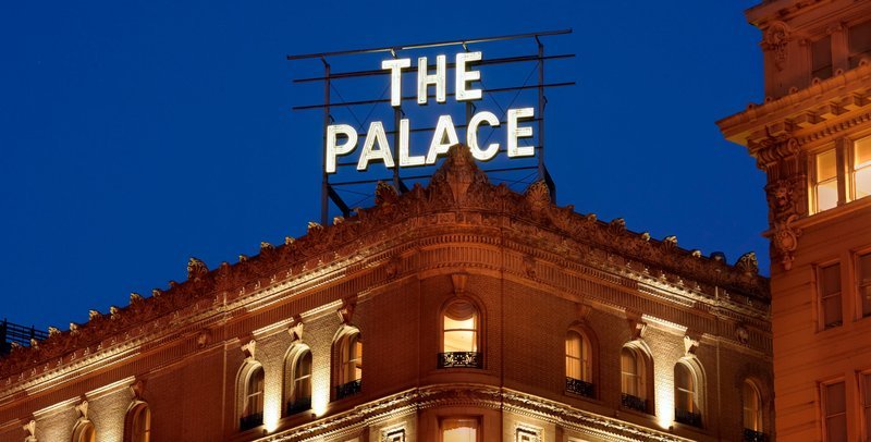 Palace Hotel в Сан-Франциско: неоновая вывеска ночью