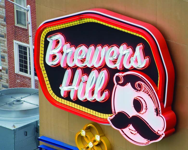 Неоновая вывеска Brewers Hill с лицом мистера Боу