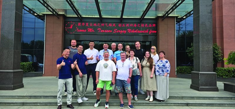 Российская делегация тура Signtour у офиса Hasweit Group