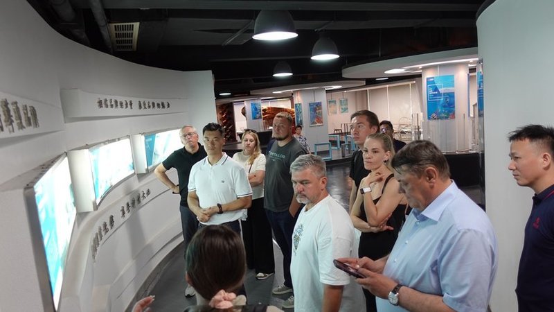 Делегация в шоуруме предприятия