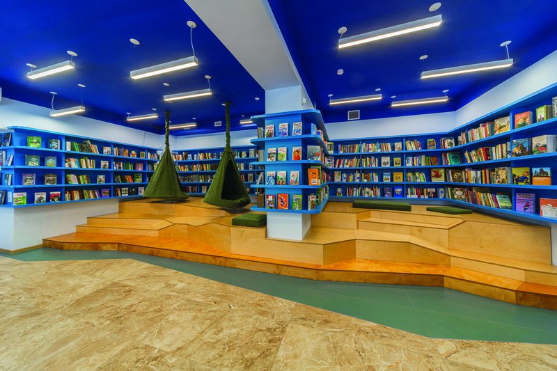 Основной книжный зал с подиумом
