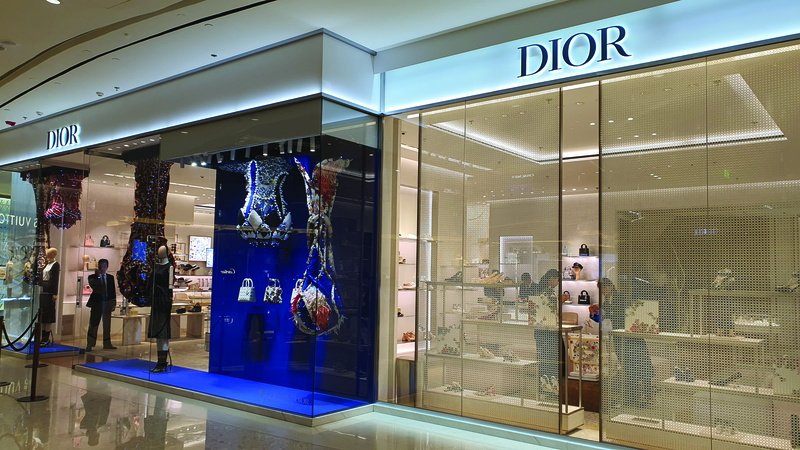 Витрина Dior в бутиковом торговом центре