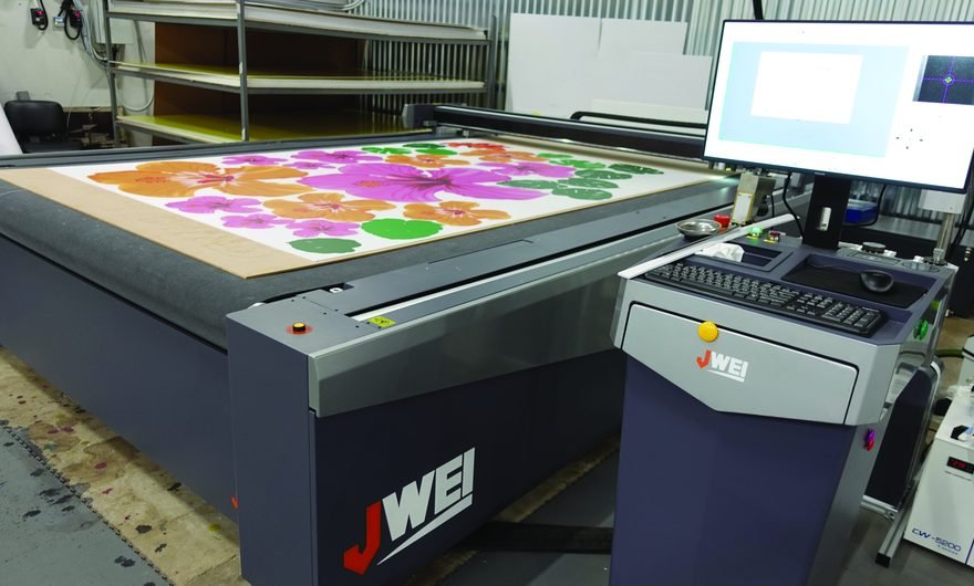 Раскройщик JWEI SG2132 в цехе «Артпринта»