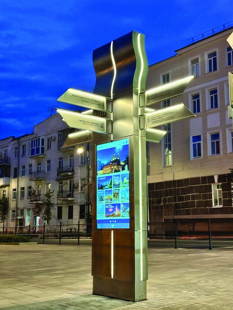 Вечером корпус прорезает контражурная подсветка из гибкого неона
