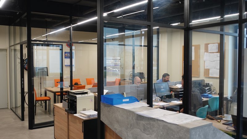 Отдел продаж и переговорная на первом этаже