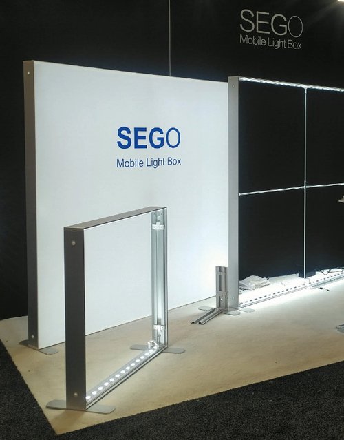 Лайтбоксы SEGO Mobile Light Box на выставке: светящийся короб с белой тканью и рама без ткани со светодиодной линейкой внизу