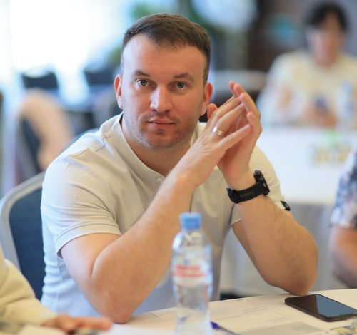 Виктор Бабарыкин, основатель «ДСМ Освещение», за столом на деловой встрече