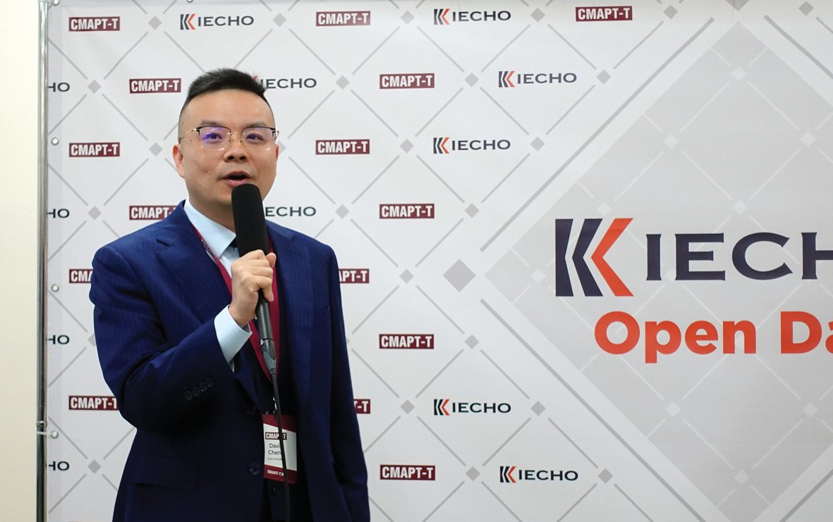 Дэвид Чен, вице-президент IECHO, выступает на открытии IECHO Open Day в демозале «Смарт-Т» на фоне пресс-волла IECHO и «Смарт-Т»