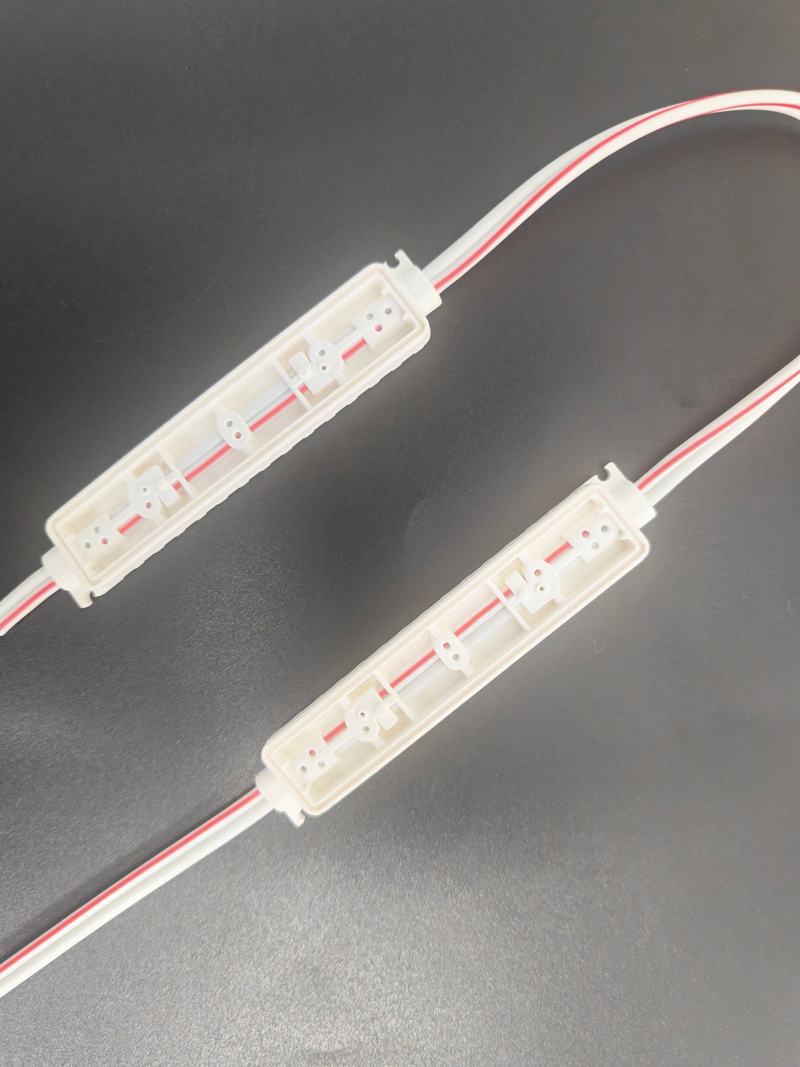 Два светодиодных модуля UltraSonic на цельном двухжильном проводе, вид с обратной стороны корпуса